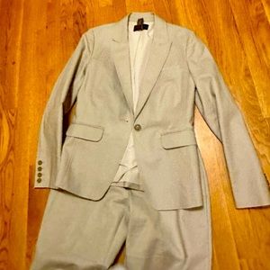 Banana Republic Women's suit. Size 8. Tan jacket and pants excellent condition!